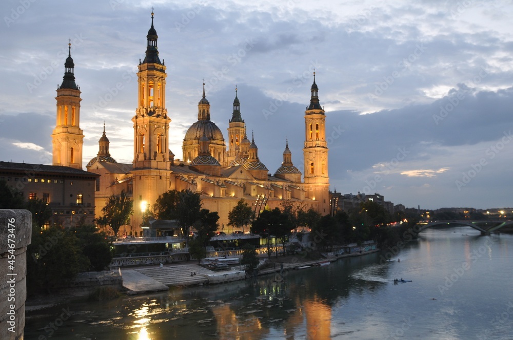 Fototapeta premium Basilica de Nuestra senora del Pilar, Zaragoza, Spain