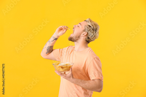 Handsome young man eating t...