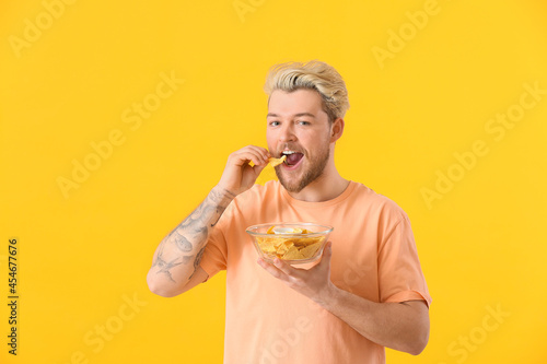 Handsome young man eating t...