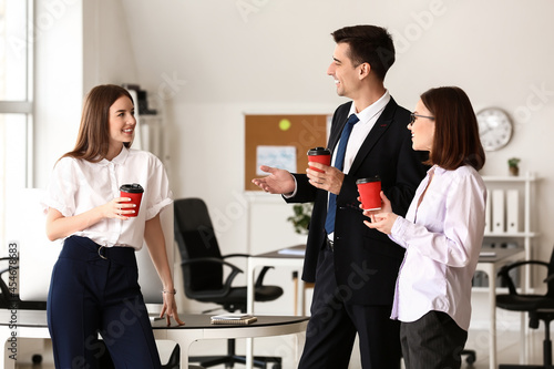 Business colleagues drinkin...