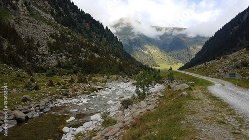 Schöne Natur der Tessiner Berge und Flüsse