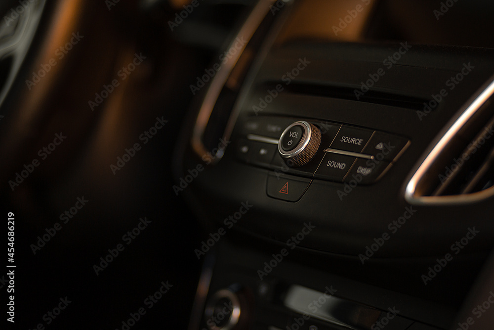 Turn up sound Open multimedia , Flasher Air conditioning Car Multimedia CD reader Display screen Steering wheel Car interior