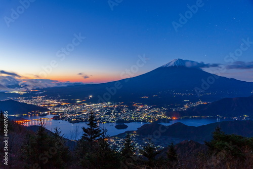 新道峠から眺める夜明けの富士山と河口湖 山梨県富士河口湖町にて