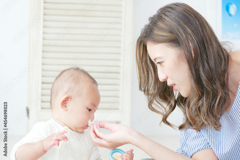 鼻水を拭く母親 鼻水を拭く母親