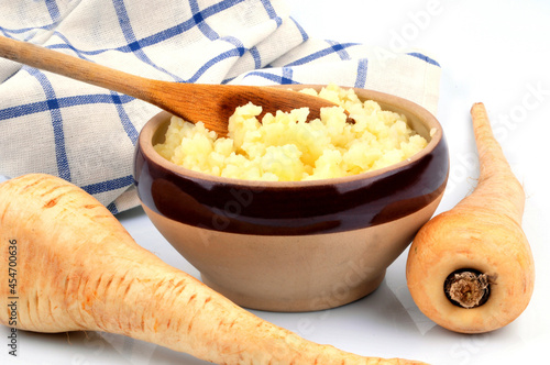 Bol de purée de panais avec une cuillère en bois et un torchon en gros plan
