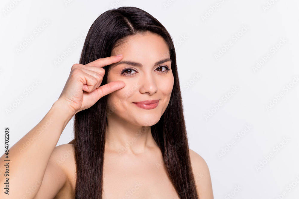 Photo portrait brunette woman smiling got wrinkles need anti-age cream isolated white color background Photo portrait brunette woman smiling got wrinkles need anti-age cream isolated white color background