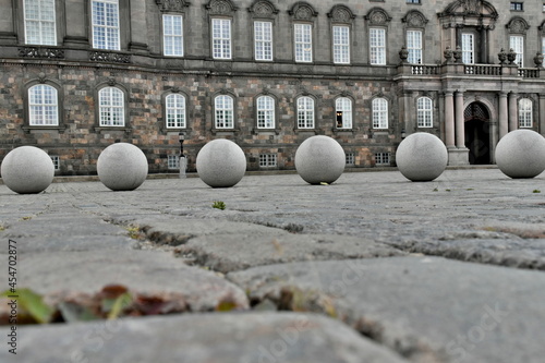Runde Steinkugeln vor der Christiansborg in Kopenhagen