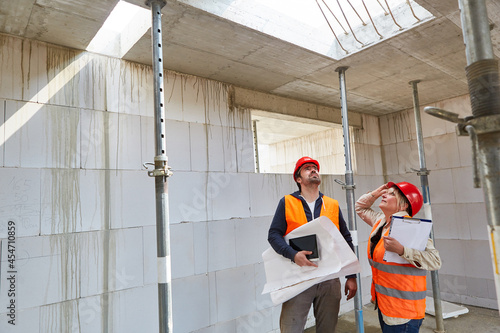 Bausachverständiger und Architektin im Rohbau