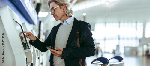Fotografie Businessman using self-service airport check-in