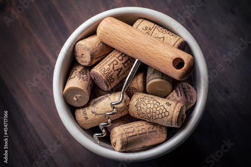Bilde på lerret Montón de tapones de vino tinto español Ribera del Duero con un sacacorchos enci