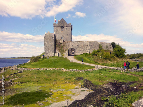 Ireland - castles. On the green island there are many monuments that are worth our attention, castles, villages, monuments of culture and nature.