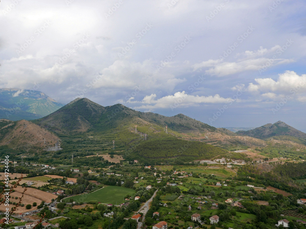 vista panoramica di Morano Calabro in Italia, tra i monti del Pollino