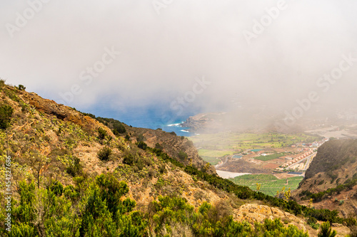 Paisaje con monta  a y la costa de Fondo en Teno Alto  isla de Tenerife