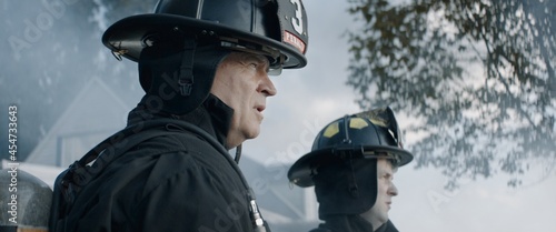 Valokuva Firefighter chief talking on CB radio and giving orders to his crew, fireman fig