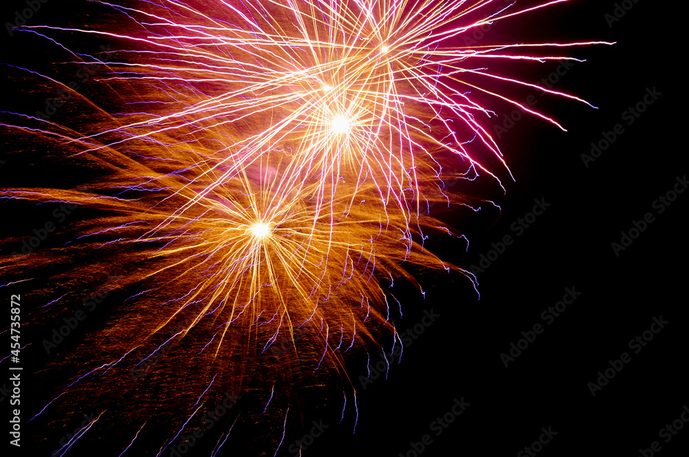 Feuerwerk. Detailaufnahme einer  pink, orange und gold leuchtenden Rakete