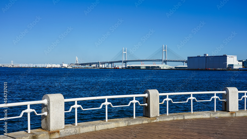 Obraz premium 横浜の山下公園 海際の白い手摺から横浜港を一望（神奈川県横浜市） 