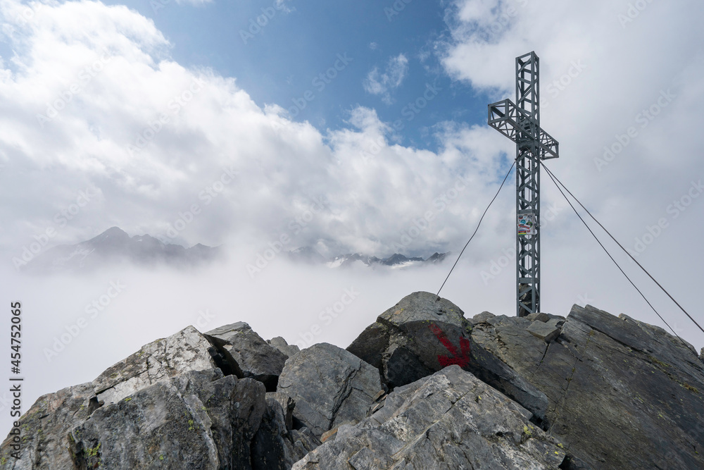 Obraz premium Gipfelkreuz der Schöntalspitze (3002 m ), Sellrain, Österreich
