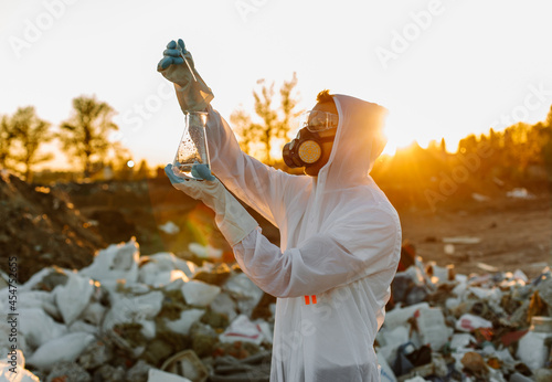 Foto Close-up scientist examining sampling of toxic chemicals on polluted ground