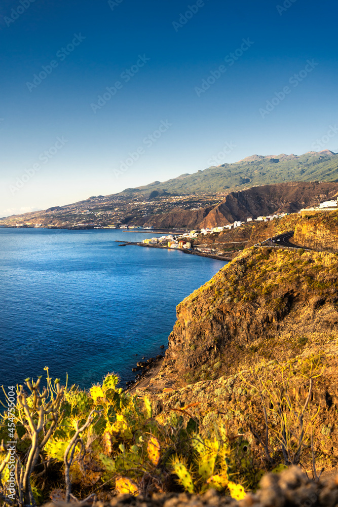 Obraz premium Panoramic view of Santa Cruz de La Palma city with a calm and blue Atlantic Ocean (Canary Islands, Spain) 
