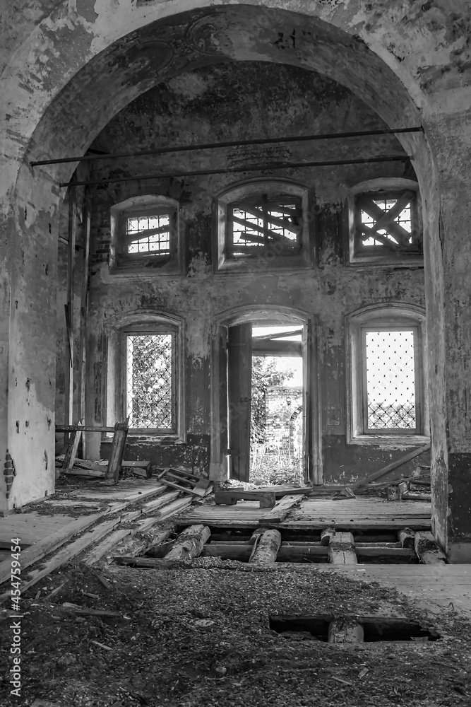 Fototapeta premium the interior of an abandoned church