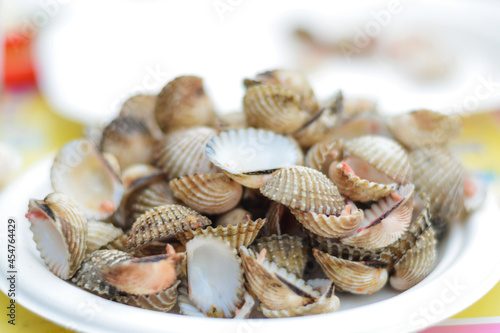 Scallop shells that are eaten on a plate