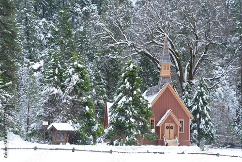 Fototapet yosemite chapel in winter