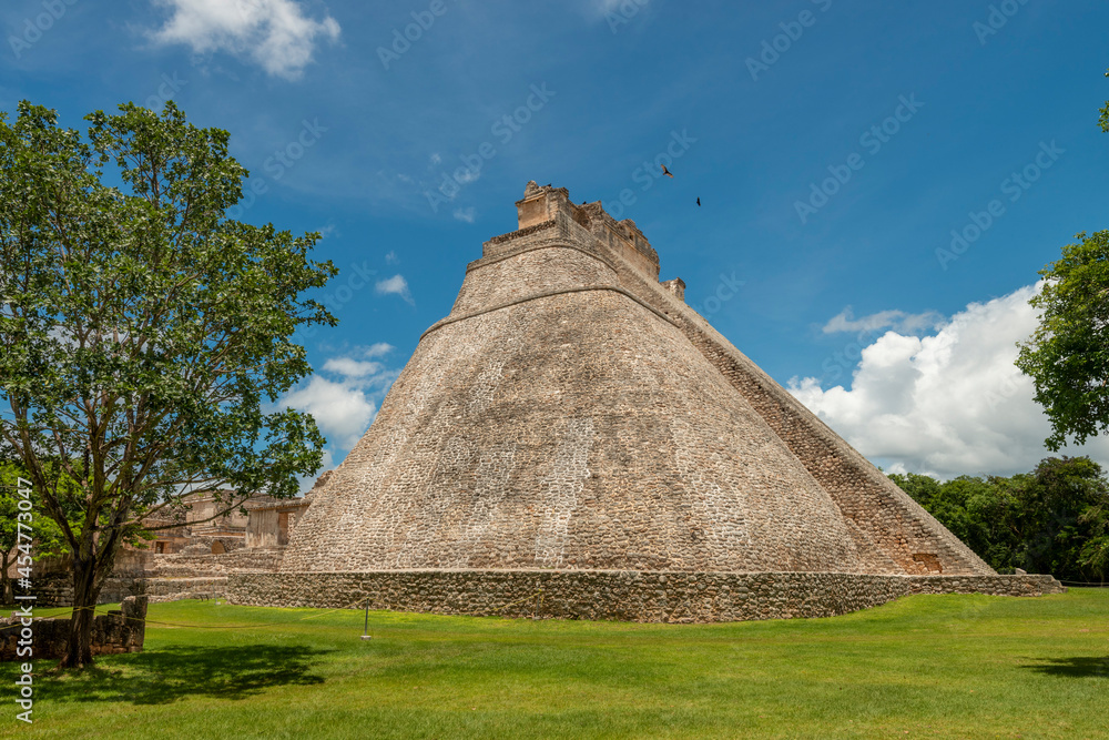 Estructuras en zona arqueológica, Pirámide del Adivino, ciudad maya de Uxmal, Yucatán, México Estructuras en zona arqueológica, Pirámide del Adivino, ciudad maya de Uxmal, Yucatán, México