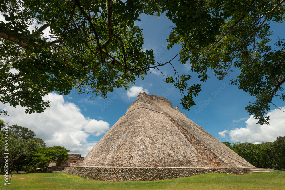 Estructuras en zona arqueológica, Pirámide del Adivino, ciudad maya de Uxmal, Yucatán, México	