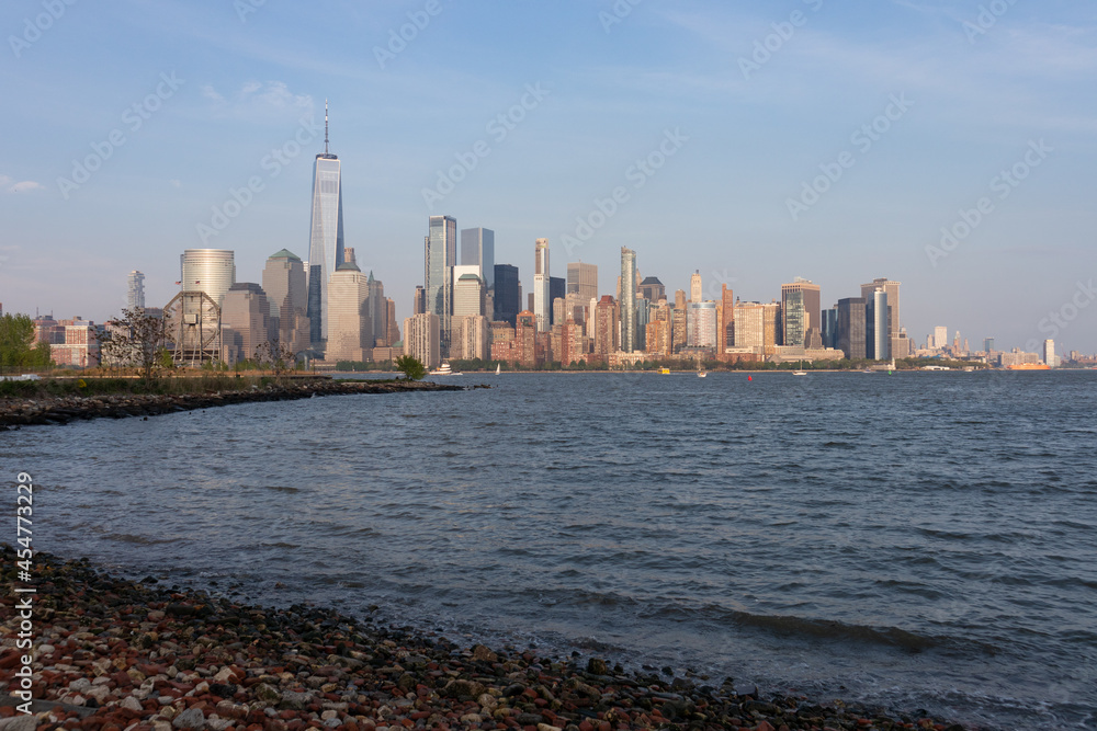 Naklejka premium Morris Canal Park in Jersey City New Jersey with a Lower Manhattan New York City Skyline View
