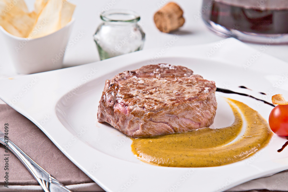 solomillo de ternera a la parrilla con salsa de mostaza y chips de yuca