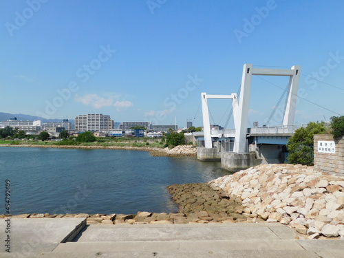 西宮浜総合公園から見た御前浜橋と対岸の街並み(兵庫県西宮市で2021年8月撮影)