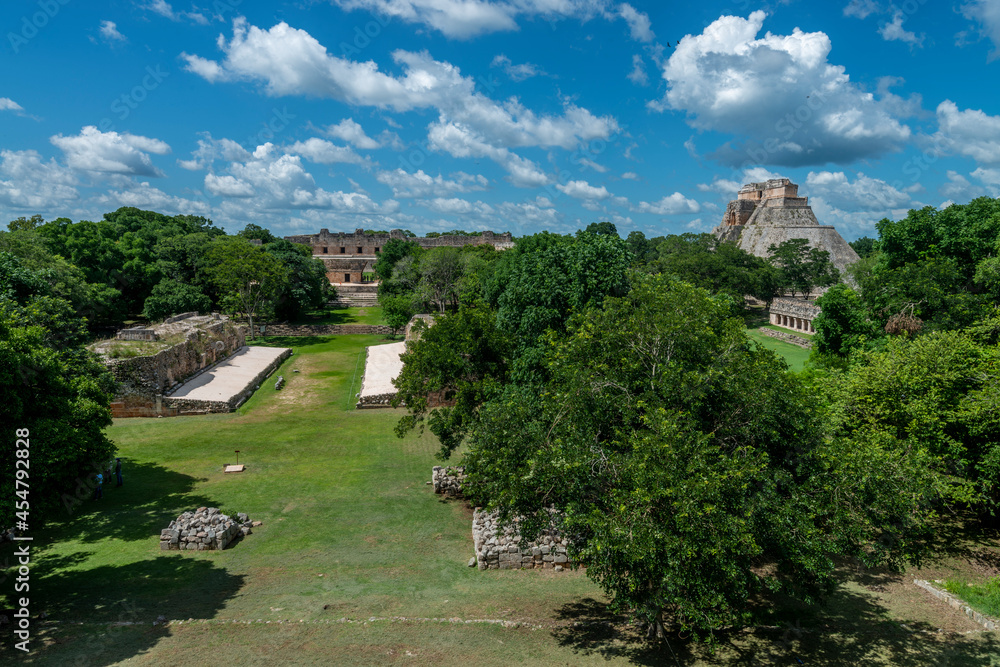 Estructuras en zona arqueológica, Pirámide delAdivino, ciudad maya de Uxmal, Yucatán, México