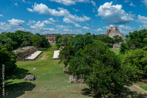 Estructuras en zona arqueológica, Pirámide delAdivino, ciudad maya de Uxmal, Yucatán, México