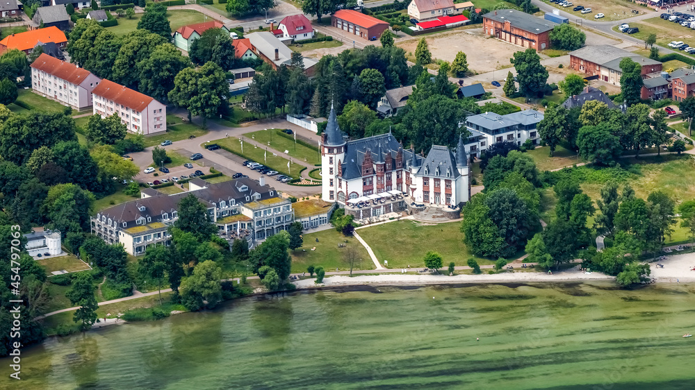 Obraz premium Warren, Schloß Klink, Mecklenburg-Vorpommern, Deutschland, Luftaufnahme aus dem Flugzeug 