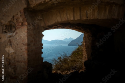 Paisaje de Cabo de Gata enmarcado por una antigua ruina en Aguamarga