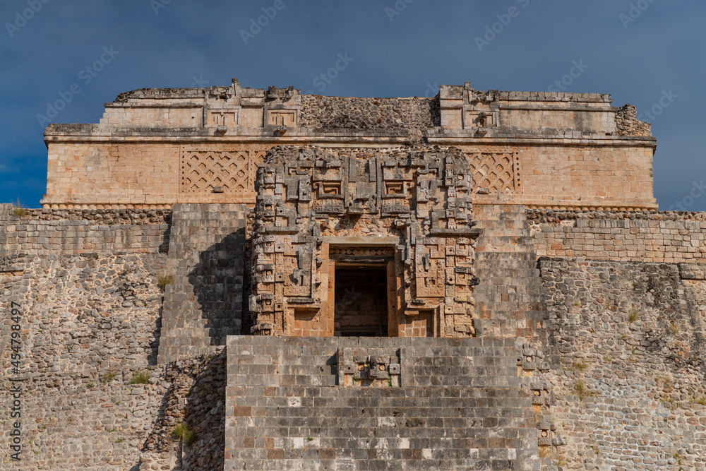 Parte superior de la Pirámide del Adivino en la zona arqueológica de la ciudad Maya de Uxmal, Yucatán, México.