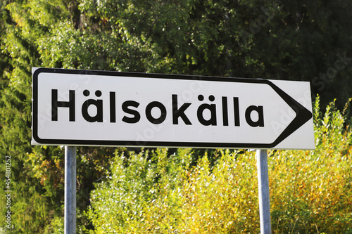 Obraz na płótnie Signpost in the Swedish language for a mineral spring. w salonie