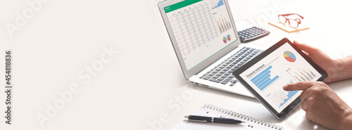 Fotografie Analyst works with the data