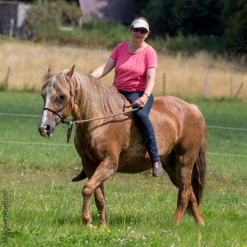 Pferd mit Reiterin/Besitzerin © Bittner KAUFBILD.de