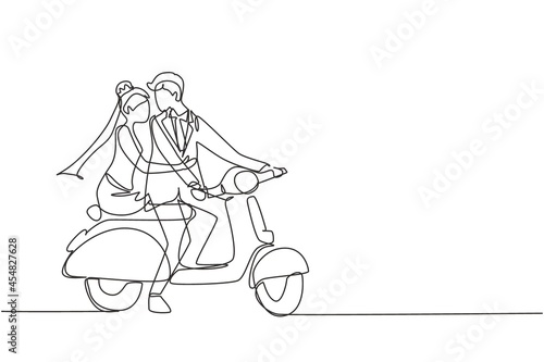 Continuous one line drawing married couple with scooter vintage, pre-wedding concept. Man and woman with motorcycle, amorous relationship. Romantic road trip. Single line draw design vector graphic