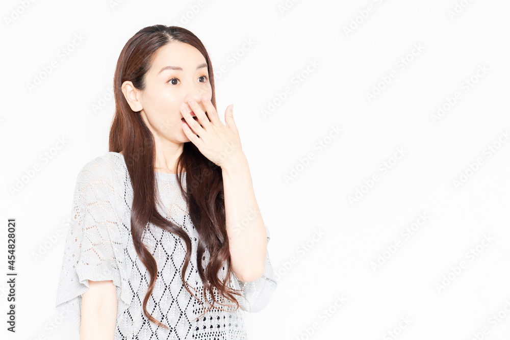 驚いているポーズをしているカジュアルな服を着ている女性