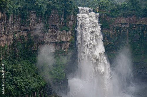 el majestuoso e imponente salto del tequendama con su caudal de invierno