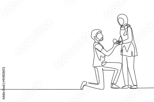 Continuous one line drawing Arabian man kneeling holding engagement ring proposing woman marry him happy marriage wedding. Guy on knees proposing girl to marry. Single line draw design vector graphic