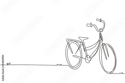Continuous one line drawing vintage retro urban city bicycle, ecological sport transport. Relaxing bike for community. Healthy lifestyle by cycling. Single line draw design vector graphic illustration