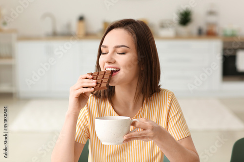 Beautiful young woman eatin...