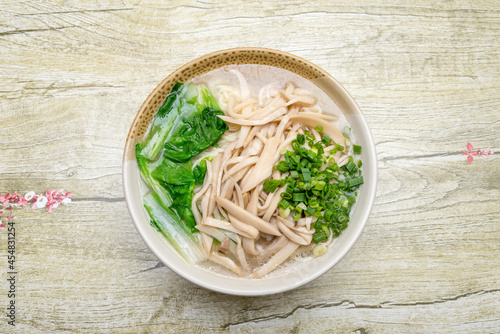 Healthy green light mushroom soup noodles