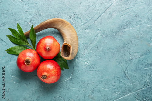 Tableau sur toile Shofar with pomegranates on grunge background
