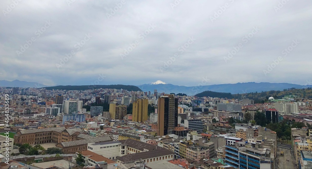 Vista diurna del Volcán Cayambe desde una de las torres de la Iglesia Basílica del Voto Nacional en la ciudad de Quito.