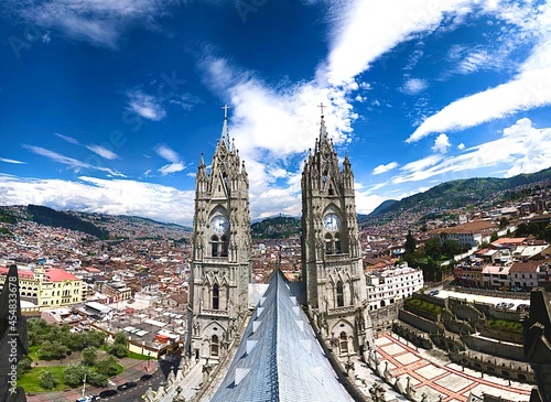 Basílica del voto nacional con sus dos torres principales, el cual consta de tres relojes y una campana de bronce cada torre, Quito Ecuador.