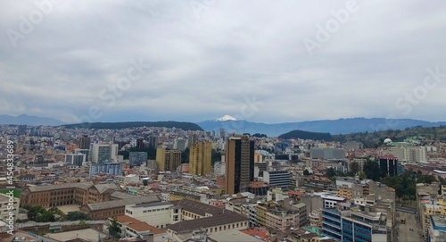 Vista diurna del Volcán Cayambe desde una de las torres de la Iglesia Basílica del Voto Nacional en la ciudad de Quito.